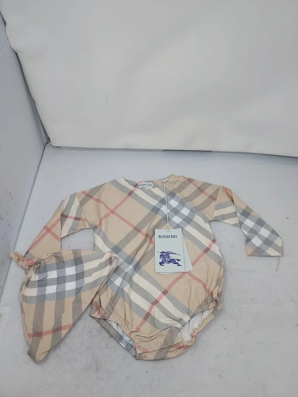 BURBERRY Baby Check Bodysuit Hat Box Size 12 Months New